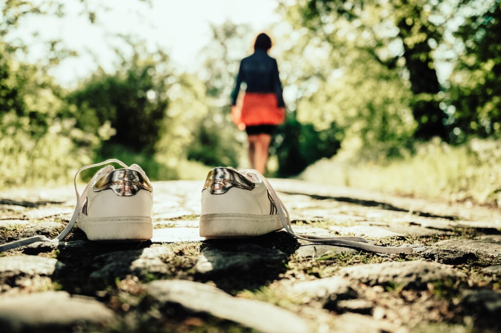 Schuhe aus. Barfuß. Rein ins Grüne. integren.events (c)seelenherzfotografie