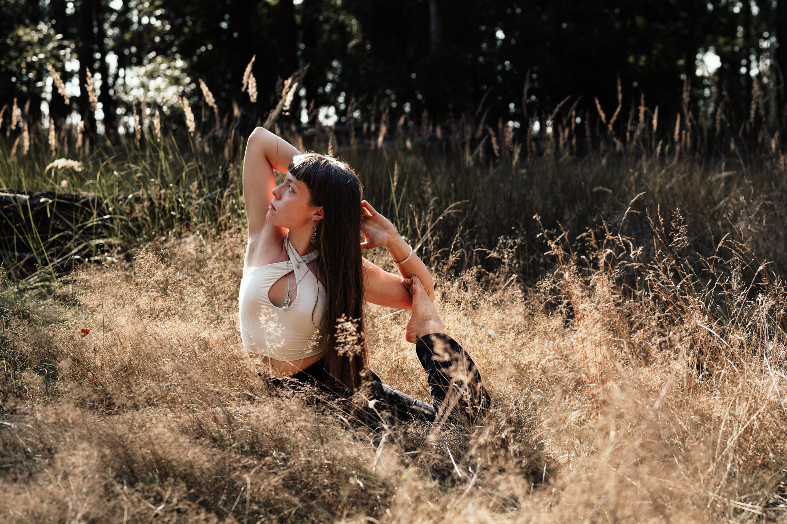 Elli im Feld beim Outdooryoga (c)Seelenherzfotografie